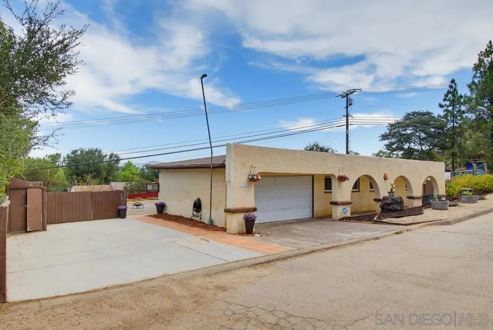321 North El Cajon, CA 92021