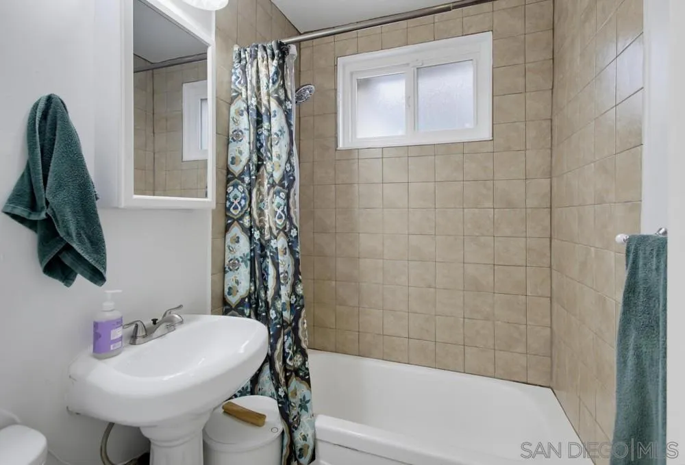 321 North El Cajon, CA 92021