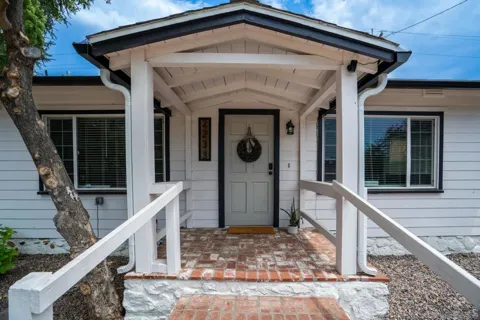 2233 W Victoria