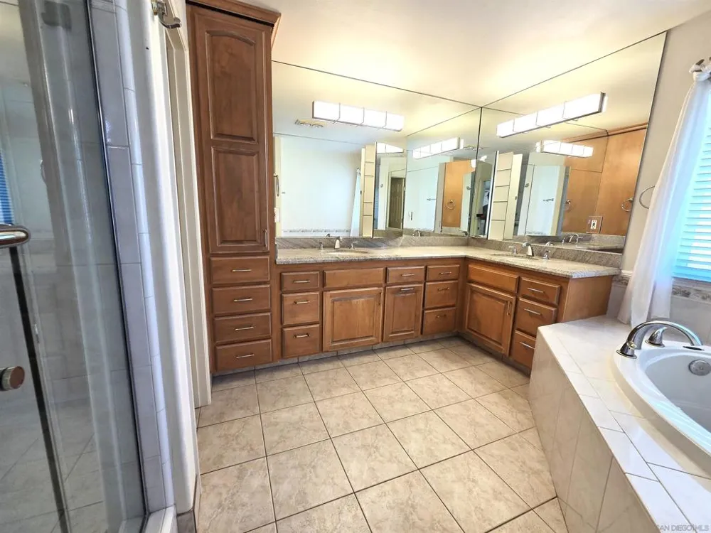 6264 Court San Diego, CA 92120