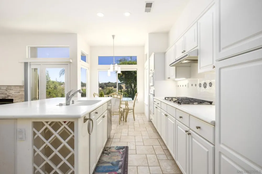 1221 Palomares Ct. Fallbrook, CA 92028
