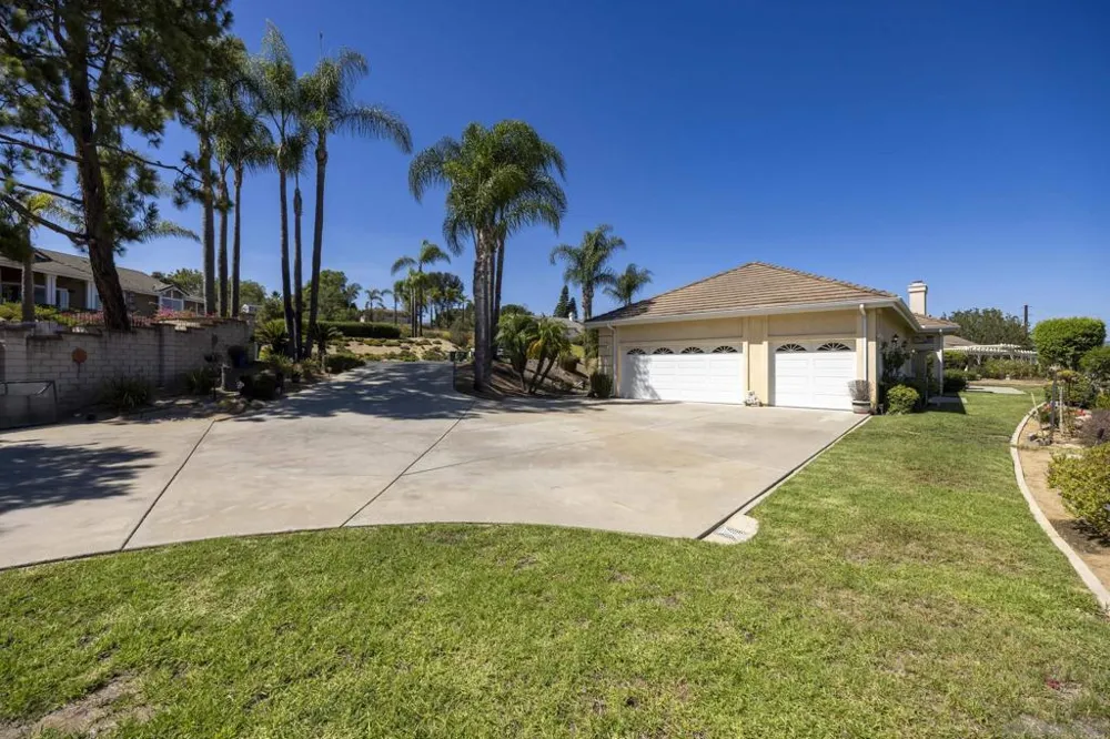 1221 Palomares Ct. Fallbrook, CA 92028