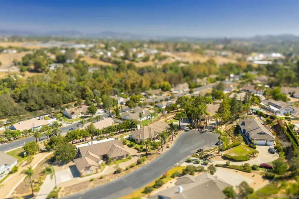 1221 Palomares Ct. Fallbrook, CA 92028
