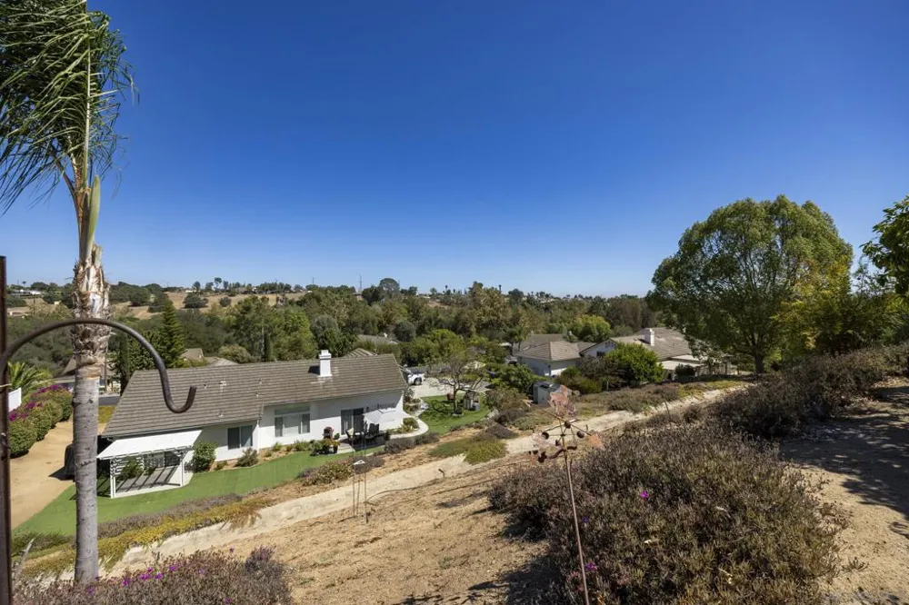 1221 Palomares Ct. Fallbrook, CA 92028
