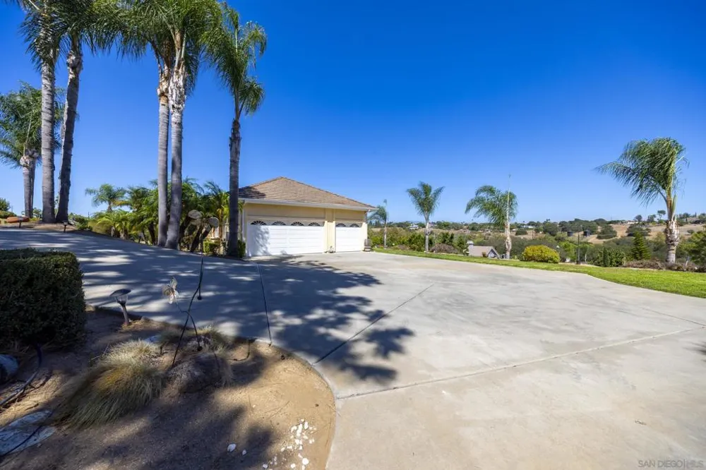1221 Palomares Ct. Fallbrook, CA 92028