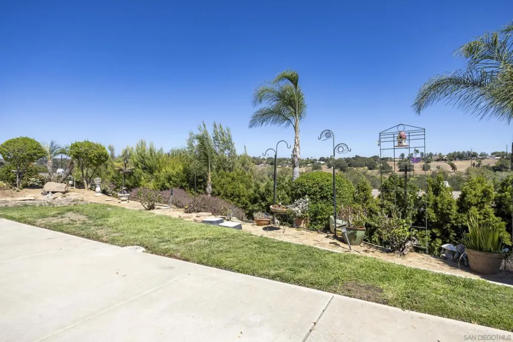 1221 Palomares Ct. Fallbrook, CA 92028