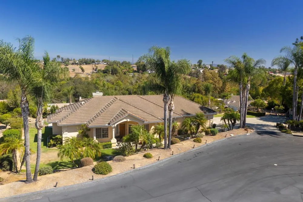 1221 Palomares Ct. Fallbrook, CA 92028