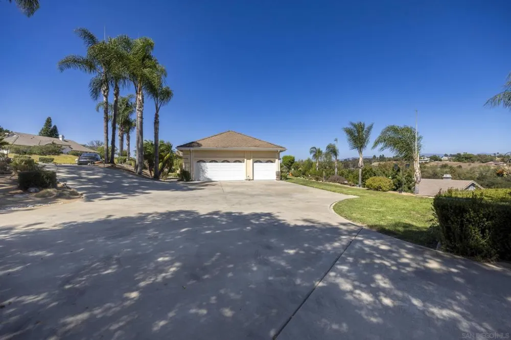 1221 Palomares Ct. Fallbrook, CA 92028
