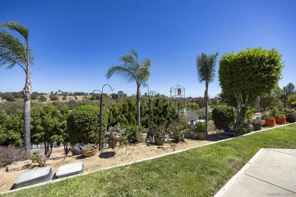 1221 Palomares Ct. Fallbrook, CA 92028