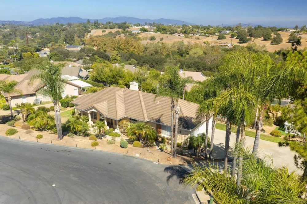 1221 Palomares Ct. Fallbrook, CA 92028