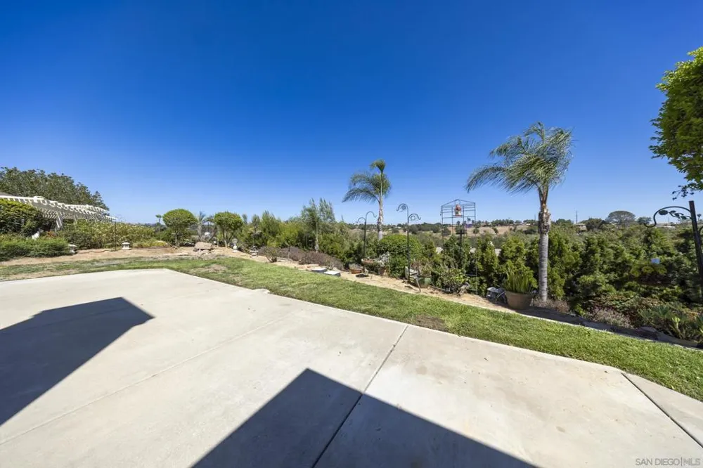 1221 Palomares Ct. Fallbrook, CA 92028