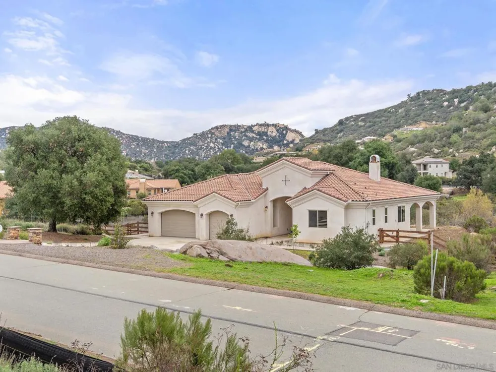 10616 Via Tiglio Lakeside, CA 92040