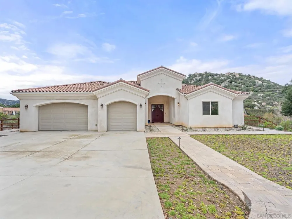 10616 Via Tiglio Lakeside, CA 92040