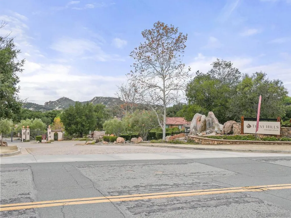 10616 Via Tiglio Lakeside, CA 92040