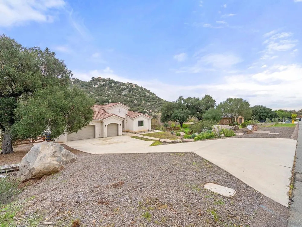 10616 Via Tiglio Lakeside, CA 92040