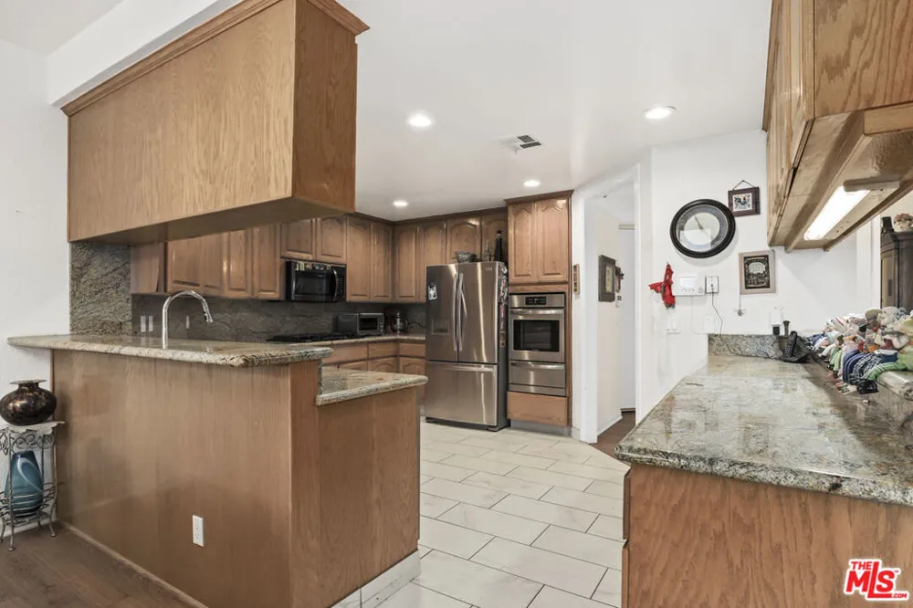 4230 Stansbury Avenue #105 Sherman Oaks, CA 91423