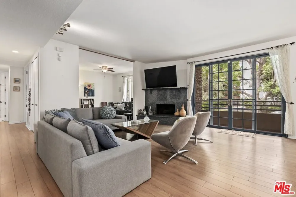 4230 Stansbury Avenue #105 Sherman Oaks, CA 91423