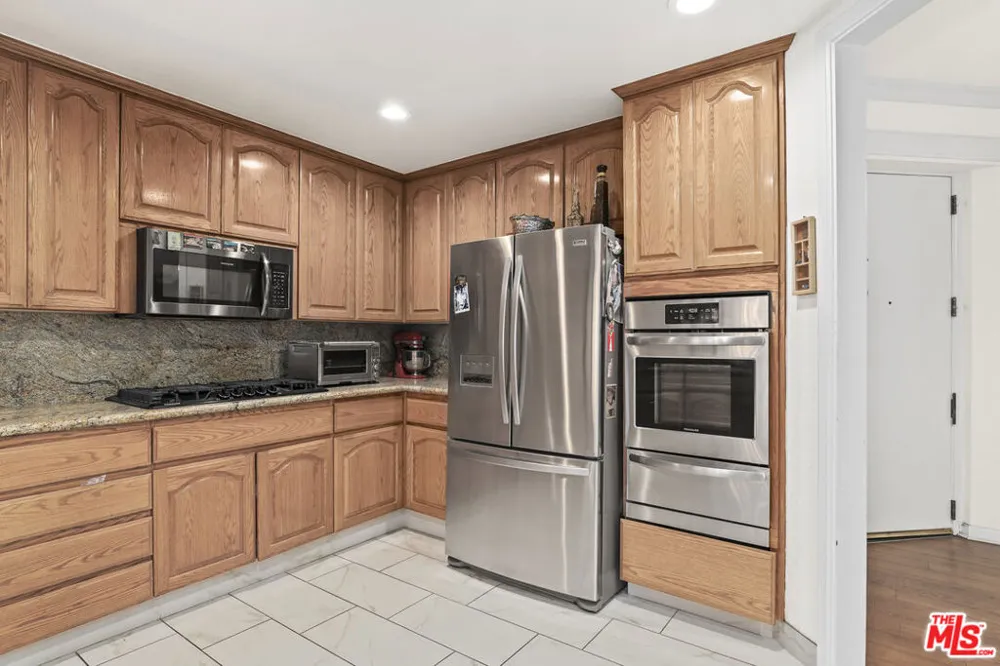 4230 Stansbury Avenue #105 Sherman Oaks, CA 91423