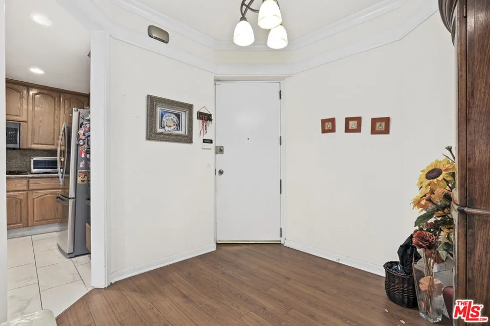 4230 Stansbury Avenue #105 Sherman Oaks, CA 91423