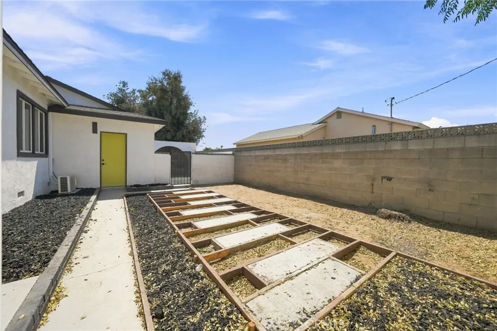 358 S Pampas Rialto, CA 92376
