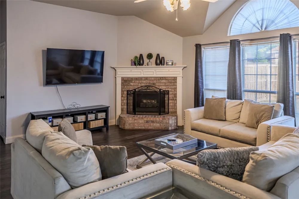 1532 Mill Creek Drive DeSoto, TX 75115