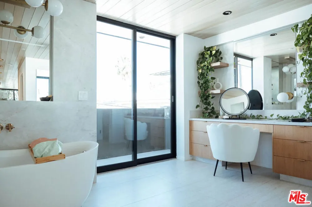 115 Park Place Venice, CA 90291