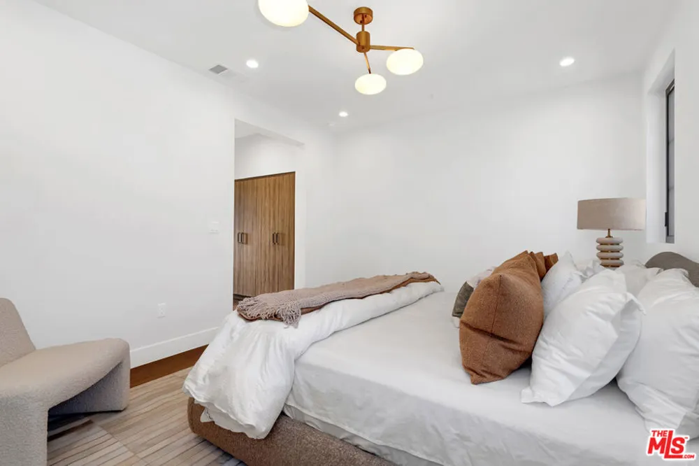 8671 Clifton Way Beverly Hills, CA 90211