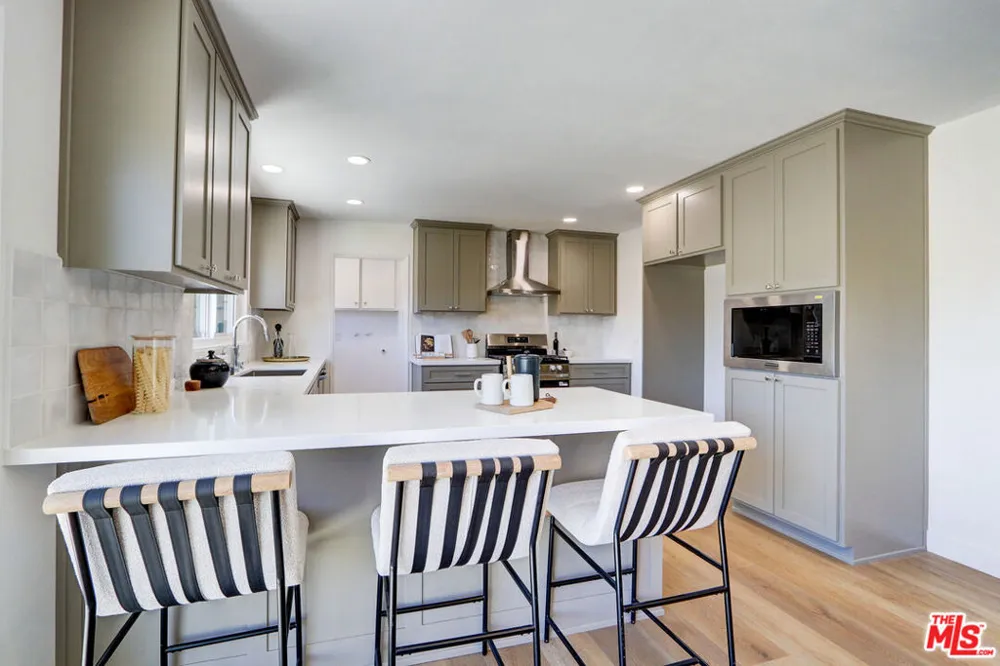 476 Jeanne Court Newbury Park, CA 91320