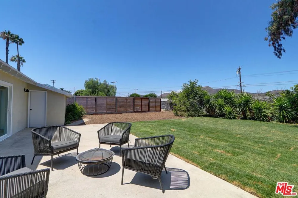 476 Jeanne Court Newbury Park, CA 91320