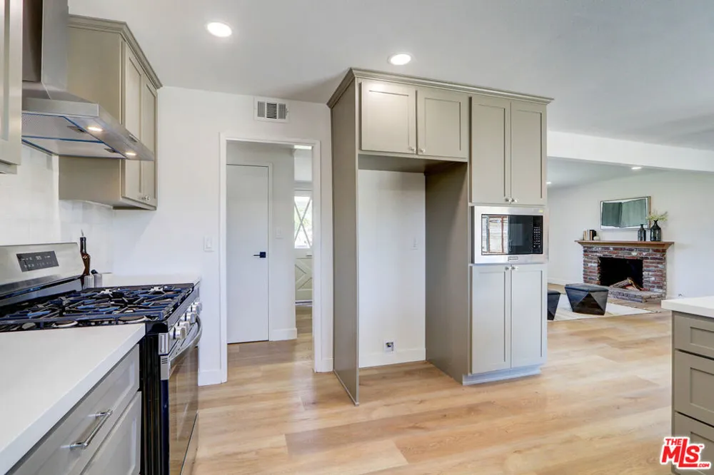 476 Jeanne Court Newbury Park, CA 91320