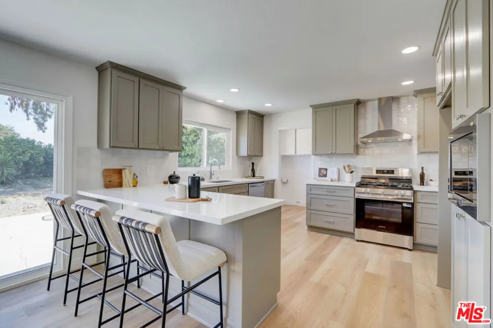 476 Jeanne Court Newbury Park, CA 91320