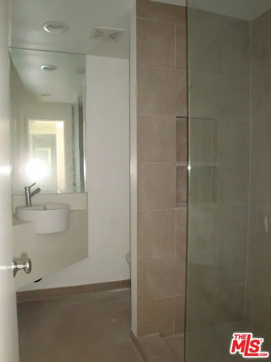 6207 BANNER AVENUE #1 Los Angeles, CA 90038