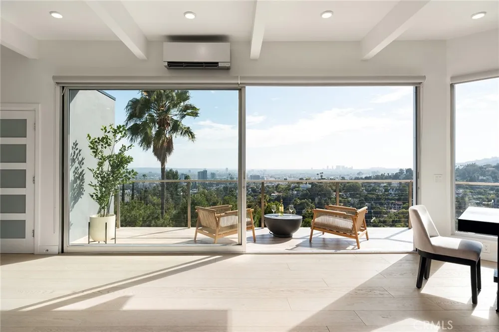 5675 Spreading Oak Dr Los Angeles, CA 90068