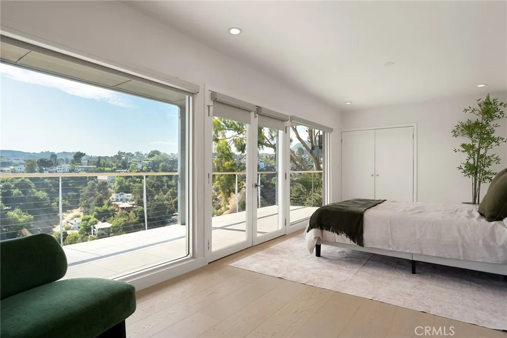 5675 Spreading Oak Dr Los Angeles, CA 90068