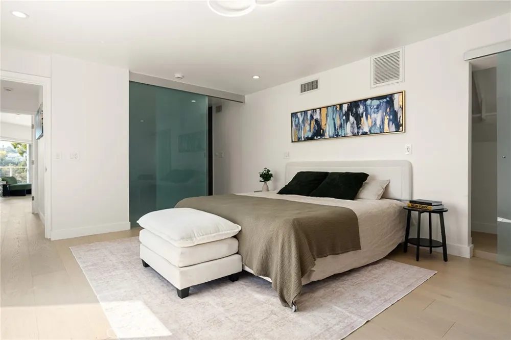 5675 Spreading Oak Dr Los Angeles, CA 90068