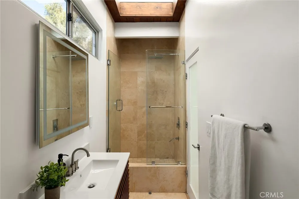 5675 Spreading Oak Dr Los Angeles, CA 90068