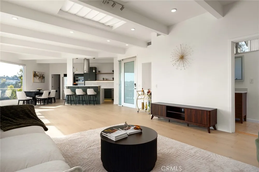 5675 Spreading Oak Dr Los Angeles, CA 90068