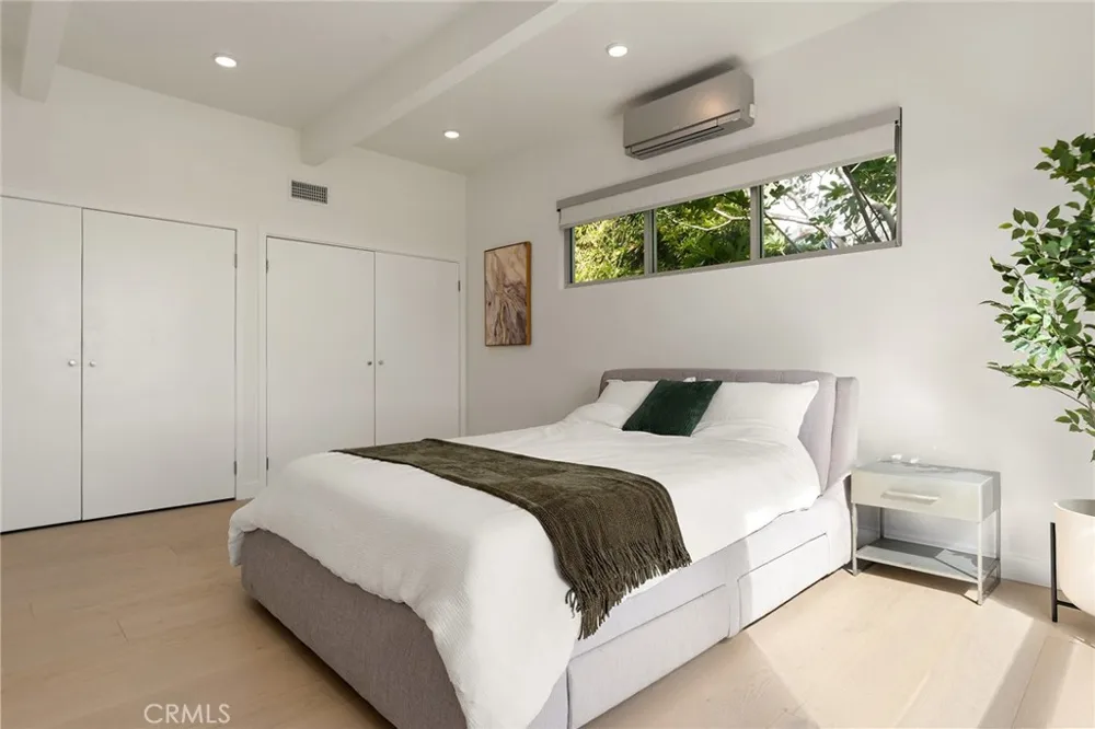 5675 Spreading Oak Dr Los Angeles, CA 90068