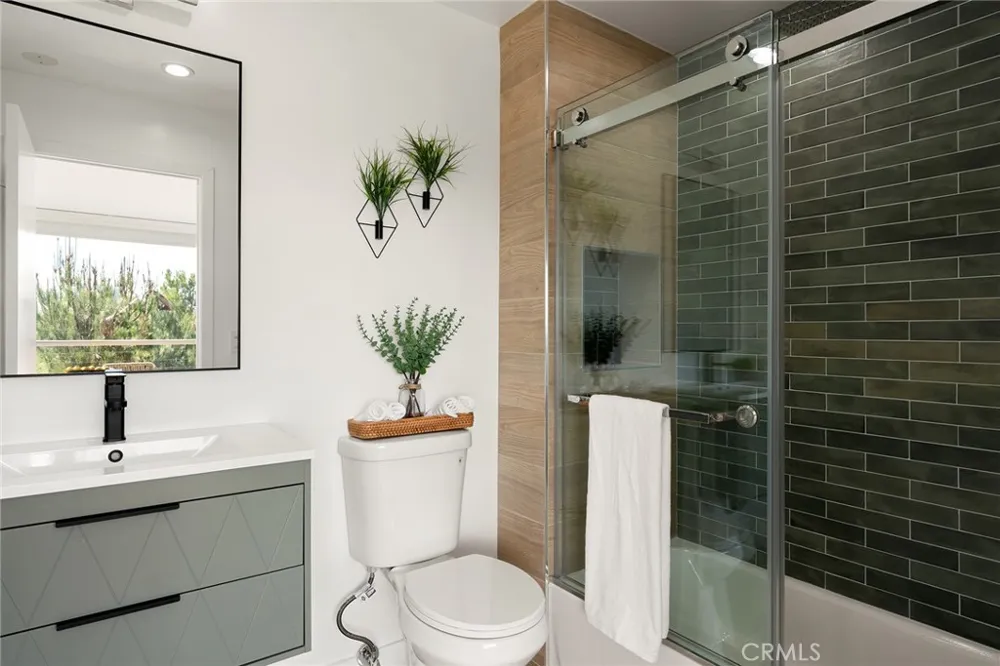 5675 Spreading Oak Dr Los Angeles, CA 90068