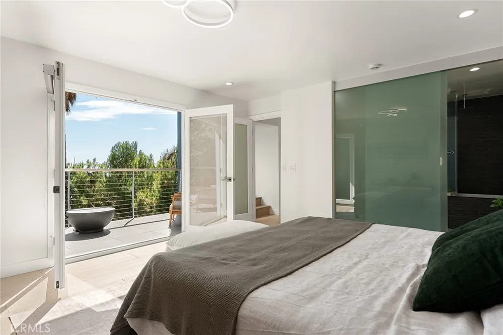 5675 Spreading Oak Dr Los Angeles, CA 90068