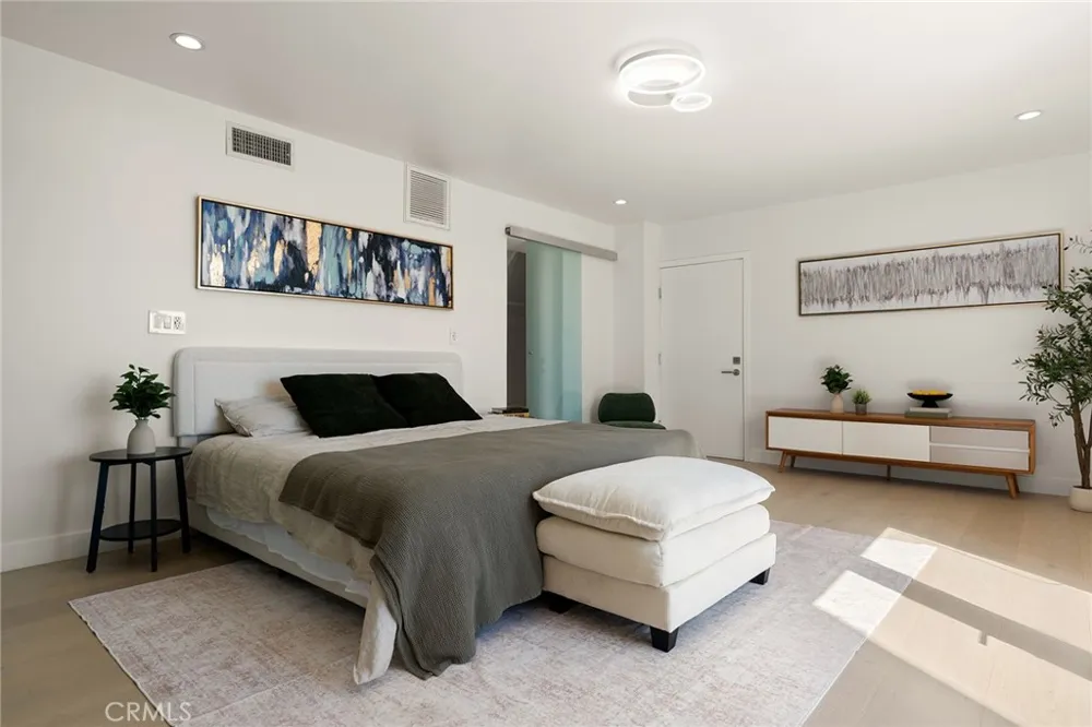 5675 Spreading Oak Dr Los Angeles, CA 90068