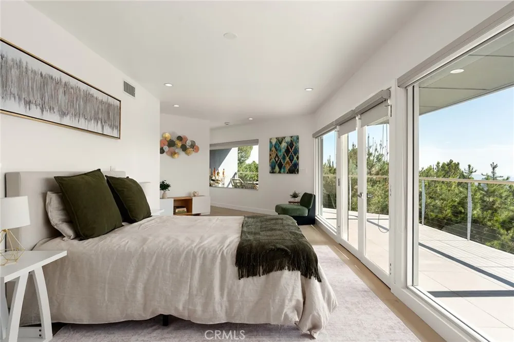 5675 Spreading Oak Dr Los Angeles, CA 90068