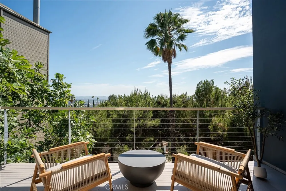 5675 Spreading Oak Dr Los Angeles, CA 90068