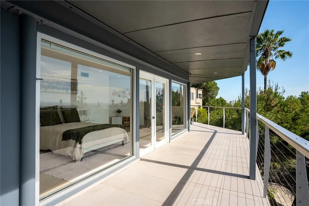 5675 Spreading Oak Dr Los Angeles, CA 90068