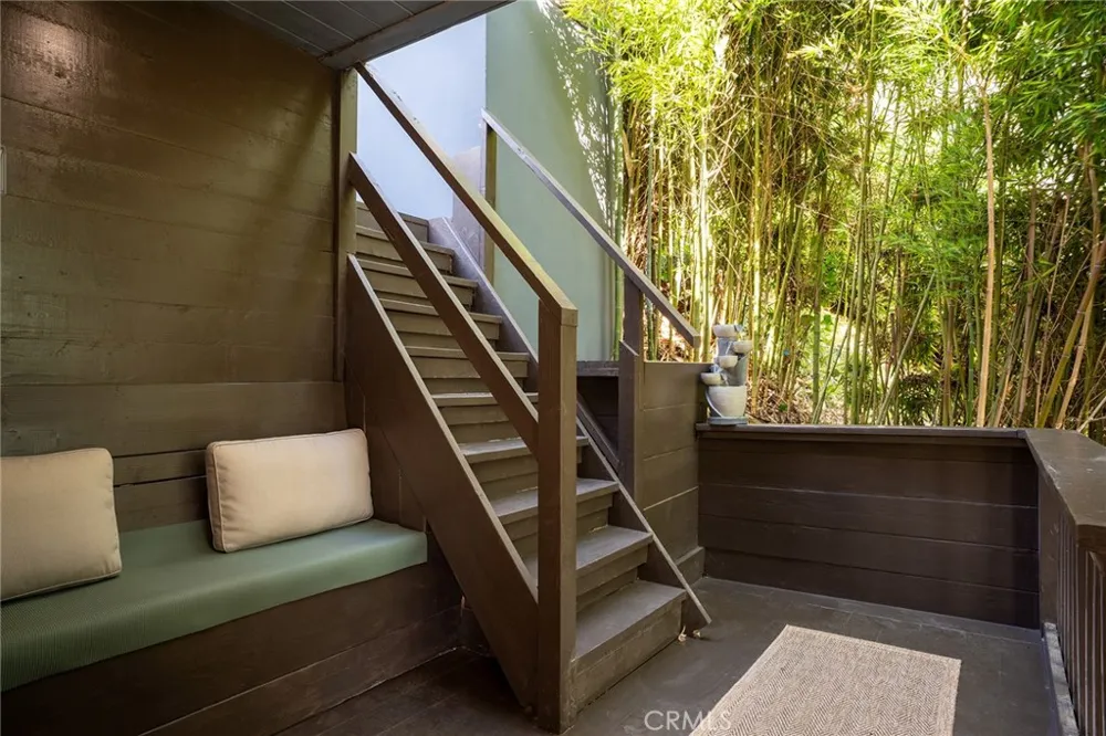 5675 Spreading Oak Dr Los Angeles, CA 90068