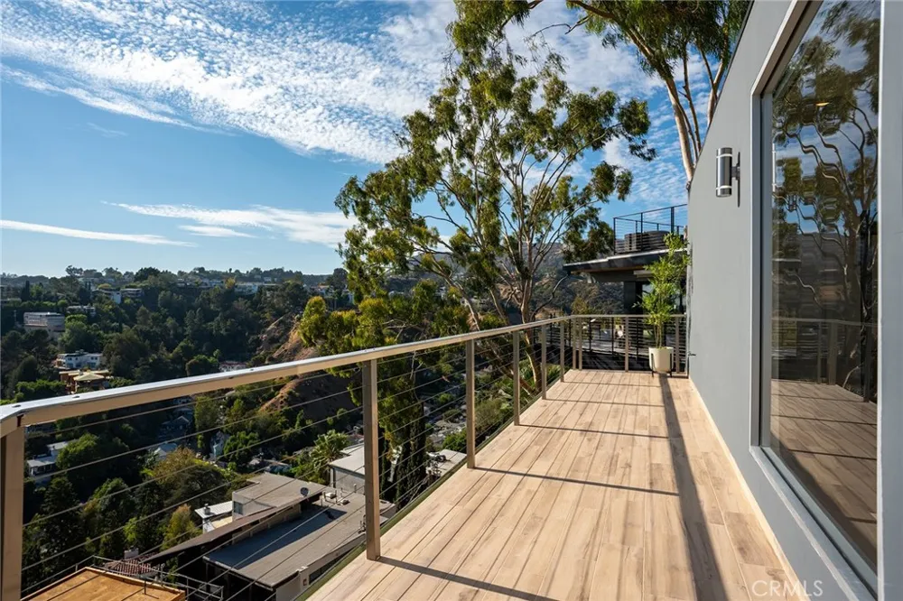 5675 Spreading Oak Dr Los Angeles, CA 90068