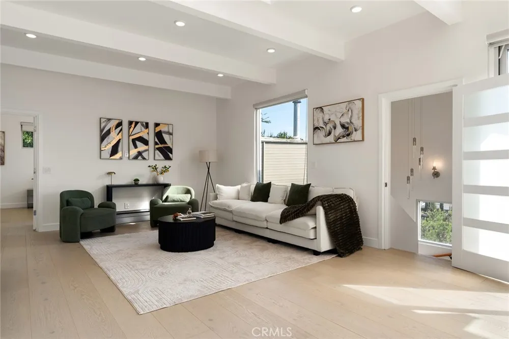 5675 Spreading Oak Dr Los Angeles, CA 90068
