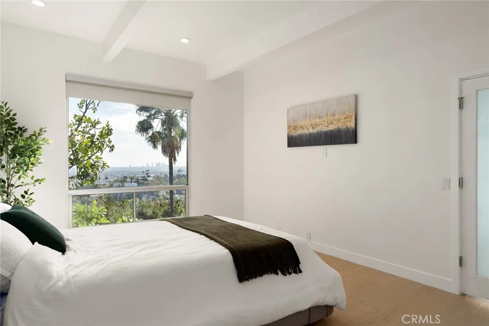 5675 Spreading Oak Dr Los Angeles, CA 90068