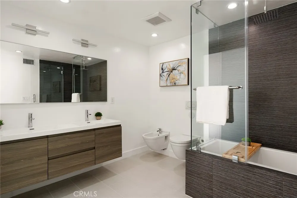 5675 Spreading Oak Dr Los Angeles, CA 90068