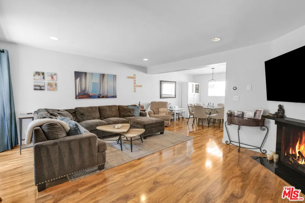 18550 Hatteras Street #100 Tarzana, CA 91356